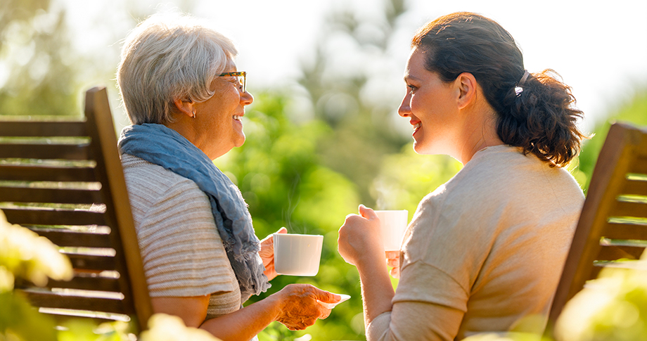des femmes buvant du thé dans le jardin de la résidence seniors claricia perpignan<br />
